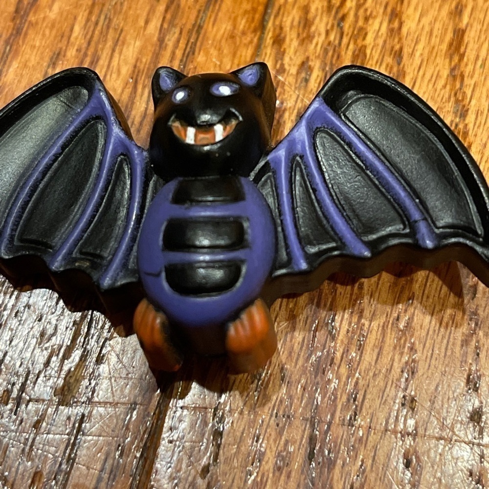 Halloween Pins,Vintage - Black Bat With Purple - Picture 4 of 8